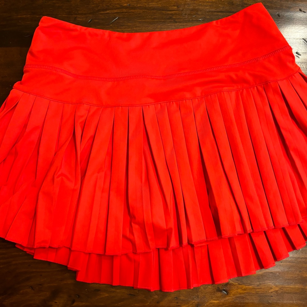 Red gold hinge pleated tennis skirt